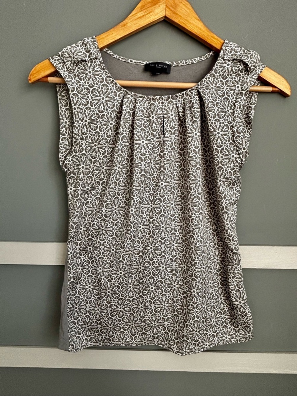 The Limited Gray Floral-Pattern Sleeveless Pleat-Front Camisole